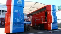 Truk trailer hospitality, salah satu aset bekas tim Rio Haryanto, Manor Racing, yang dijual di rumah lelang. (Crash)