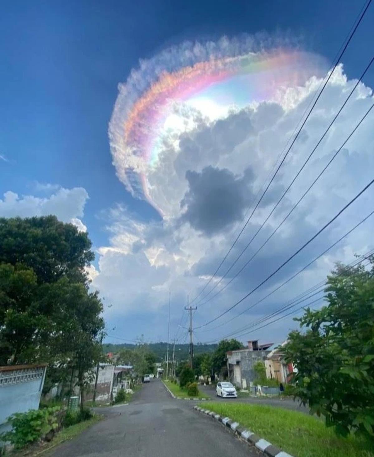 Langit Jonggol Mendadak Berwarna, Awan Mirip Pelangi Bikin Warga Takjub