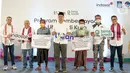Gubernur NTB, Zulkieflimansyah (tengah), foto bersama dengan (ki-ka) SVP-Head of Corcomm IOH Steve Saerang, Director & Chief Regulatory Officer Muhammad Buldansyah, perwakilan penerima manfaat dari Kelompok UMKM dan Nelayan, Sekda Lombok Tengah Lalu Firman Wijaya di Desa Kuta, Mandalika (11/3/2022)