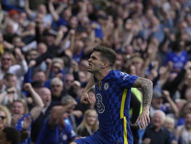 Gelandang Chelsea, Christian Pulisic melakukan selebrasi usai mencetak satu-satunya gol pada menit 90 ke gawang West Ham United pada pertandingan lanjutan Liga Inggris di Stamford Bridge di London, Minggu (24/4/2022). Chelsea memenangkan pertandingan atas West Ham 1-0. (AP Photo/Alastair Grant)