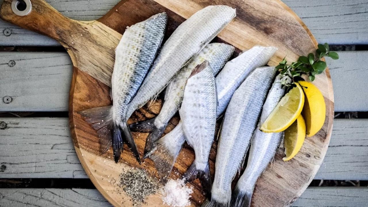 7 Trik Memisahkan Daging Ikan dari Tulangnya, Keterampilan Penting Memasak