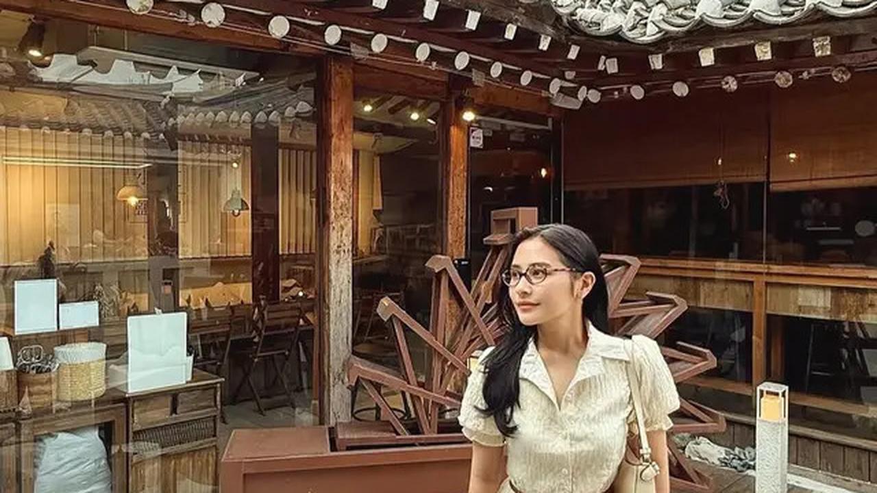 Dress Floral Kuning hingga Book Caf Look, Ini 5 Gaya Stylish Prilly Latuconsina Saat Liburan Bareng Omara di Korea