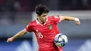 <p>Pemain Timnas Indonesia U-17, Amar Brkic berusaha mengontrol bola saat menghadapi Timnas Panama U-17 pada laga kedua Grup A Piala Dunia U-17 2023 di Stadion Gelora Bung Tomo (GBT), Surabaya, Senin (13/11/2023). (Bola.com/Bagaskara Lazuardi)</p>