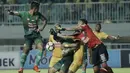 Kiper Sriwijaya FC, Muhammad Firmansyah, berusaha menghalau bola saat melawan PS TNI pada laga Liga 1 Indonesia di Stadion Pakansari, Bogor, Rabu, (25/10/2017). PS TNI menang 2-1 atas Sriwijaya FC. (Bola.com/M Iqbal Ichsan)