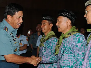 Citizen6, Jakarta: Pati TNI Agus Suhartono secara resmi melepas keberangkatan 1.013 jamaah calon haji yang berasal dari Keluarga Besar TNI, di Aula Gatot Subroto, Mabes TNI, Cilangkap, Jakarta Timur, Rabu (12/10). Jamaah calon haji ini dijadwalkan berangk