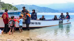 Anak-anak di pesisir Tolitoli antusias menerima buku bacaan yang dibawa oleh Perahu Literasi. Program ini menjadi sarana edukatif yang menjangkau daerah-daerah terluar di Sulawesi Tengah. (Adv/BRI)