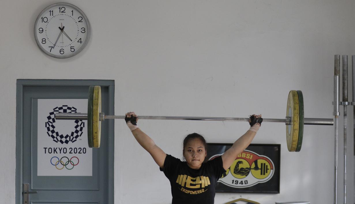 Atlet Pelatnas angkat besi, Juliana Klarisa, saat latihan di Wisma Kwini, Jakarta, Senin (30/9). Latihan tersebut dalam rangka persiapan jelang Sea Games 2019 di Filipina. (Bola.com/M Iqbal Ichsan)