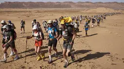 Para peserta bersaing dalam kejuaraan Marathon des Sables ke-32 tahap ketiga di Gurun Sahara, selatan Maroko, Selasa (11/4). Para peserta diwajibkan membawa tas berisikan makanan, perlengkapan tidur dan material lainnya. (JEAN-PHILIPPE KSIAZEK/AFP)