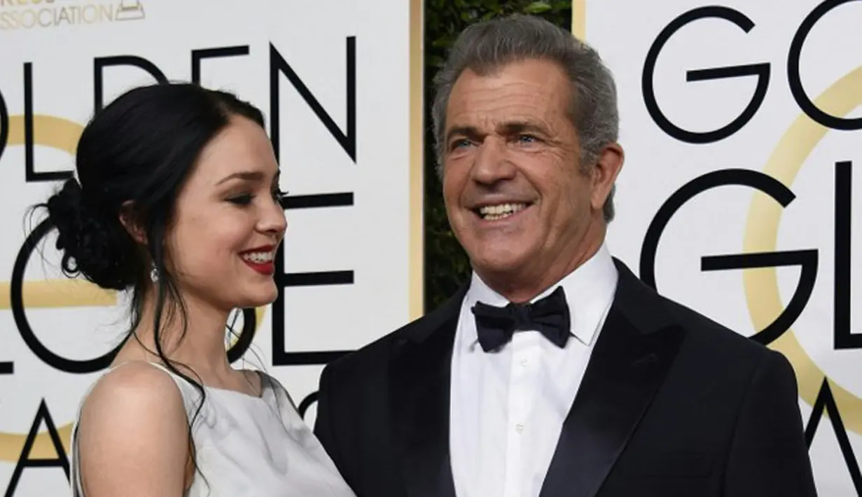Pasangan kekasih Mel Gibson dan Rosalind Ross yang  mengumumkan berita kehamilan Ross  pada bulan Septemebr 2016 lalu, kini tengah menunggu kelahiran anaknya di beberapa bulan mendatang. (AFP/Bintang.com)