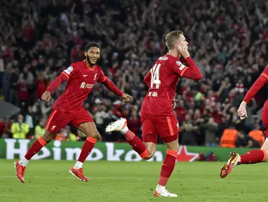 Pemain Liverpool Jordan Henderson (tengah) melakukan selebrasi usai mencetak gol ke gawang AC Milan pada pertandingan Grup B Liga Champions di Anfield, Liverpool, Inggris, Rabu (15/9/2021). Liverpool menang 3-2. (AP Photo/Rui Vieira)