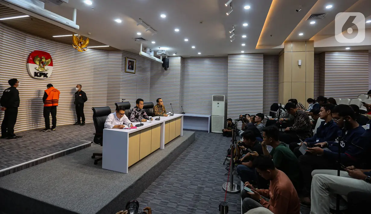 Bupati Sidoarjo Ahmad Muhdlor Ali (rompi oranye) ditetapkan sebagai tersangka dalam kasus dugaan korupsi pemotongan insentif Aparatur Sipil Negara (ASN) di lingkungan Badan Pelayanan Pajak Daerah (BPPD) Sidoarjo. (Liputan6.com/Angga Yuniar)