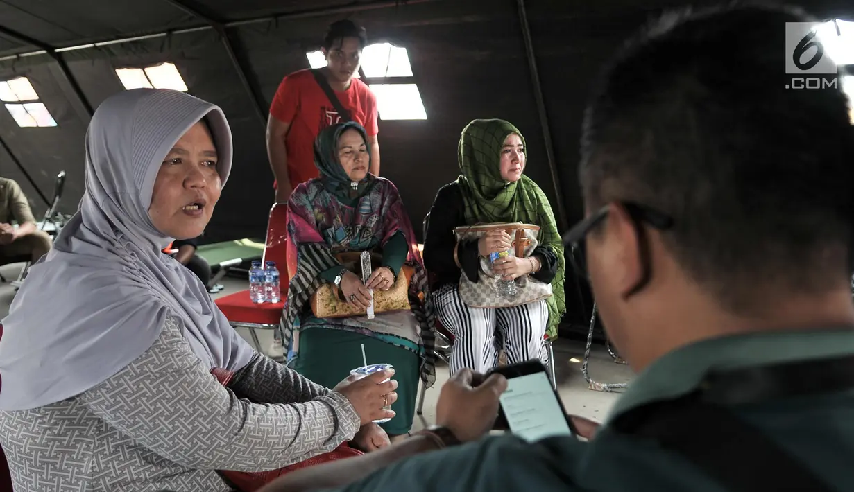 Sejumlah keluarga korban pesawat jatuh Lion Air JT 610 saat mendatangi posko di Pelabuhan Tanjung Priok, Jakarta, Selasa (30/10). Mereka datang karena ingin melihat barang-barang milik kerabat yang ditemukan tim evakuasi. (Merdeka.com/Iqbal S. Nugroho)