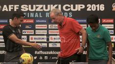 Pelatih Timnas Indonesia, Alfred Riedl, terlihat cuek saat pelatih Thailand, Kiatisuk Senamuang, mengajak bersalaman saat konferensi pers di Hotel Aston, Sentul. (13/12/2016). (Bola.com/Nicklas Hanoatubun)