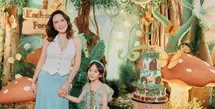 Shandy Aulia merayakan ulang tahun putrinya, Claire yang ke enam dengan pesta bertema hutan. Penampilannya jadi sorotan lantaran terlihat elegan meski busananya effortless [@shandyaulia]