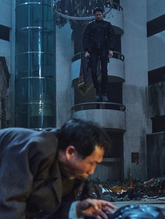 <p>Sutradara seni bela diri Ryu Sung Chul memuji adegan aksi Jo In Sung. Bagaimana pun, melakukan adegan aksi dengan tubuh terpasang sling yang melayang-layang di udara tidaklah mudah. (Foto: Disney Plus Hotstar via Soompi)</p>