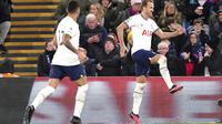 Striker Tottenham Hotspur Harry Kane merayakan golnya ke gawang Crystal Palace dalam pertandingan Liga Inggris di Selhurst Park, London, Kamis,&nbsp;5 Januari 2023. (Zac Goodwin/PA via AP)
