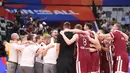 Timnas basket Latvia merayakan kemenangan atas Brasil pada laga Grup L Piala Dunia FIBA 2023 di Indonesia Arena, Senayan, Jakarta, Minggu (03/09/2023). Latvia menang dengan skor 104-84. (Bola.com/Bagaskara Lazuardi)