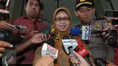 Sekjen DPR Winantuningtyastiti menjawab pertanyaan media usai menjalani pemeriksaan di Gedung KPK, Jakarta, (13/5). Winantuningtyastiti menjadi saksi dengan tersangka anggota Komisi V DPR dari Fraksi Golkar Budi Supriyanto. (Liputan6.com/Helmi Afandi)