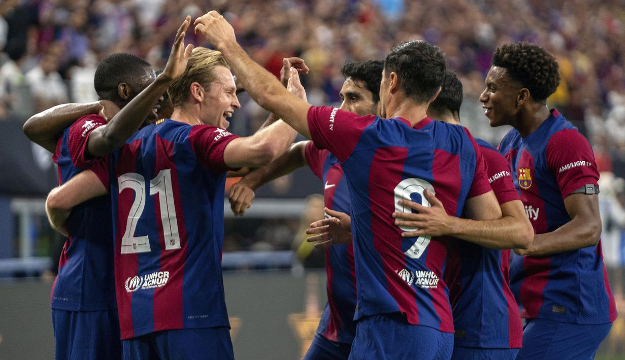 Para pemain Barcelona merayakan gol pertama ke gawang Real Madrid yang dicetak Ousmane Dembele (kiri) pada laga pramusim Soccer Champions Tour 2023 di AT&T Stadium, Arlington, Texas, Minggu (30/7/2023) dini hari WIB. (AP Photo/Jeffrey McWhorter)