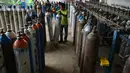 Pekerja mengisi ulang tabung oksigen (o2) untuk kebutuhan medis di tempat pengisian ulang di Banda Aceh, Selasa (24/9/2019). Menurut pemilik usaha, permintaan tabung oksigen mengalami peningkatan sehubungan menebalnya kabut asap di sejumlah daerah di Provinsi Aceh. (CHAIDEER MAHYUDDIN / AFP)