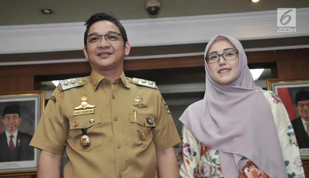 Wakil Wali Kota Palu Sigit Purnomo alias Pasha Ungu didampingi istri Adelia Wihelmina saat tiba di Kemendagri, Jakarta, Senin (12/8/2019). Kedatangan Pasha tersebut untuk bertemu Mendagri Tjahjo Kumolo guna membahas sejumlah masalah internal pengelolaan Kota Palu. (merdeka.com/Iqbal S. Nugroho)