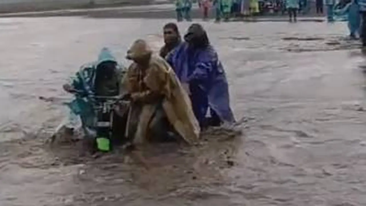 Momen Lautan Pasir Gunung Bromo Banjir Usai Hujan Deras Ini Viral