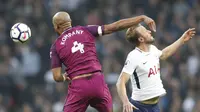 Pemain Manchester City, Vincent Kompany (kiri) menghalau bola dari jangkauan pemain Tottenham, Harry Kane pada lanjutan Premier League di Wembley Stadium, (14/4/2018). Manchester City menang 3-1. (AP/Frank Augstein)