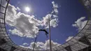 Pelompat galah Prancis, Kevin Menaldo, sedang beraksi di nomor lompat galah putra IAAF Diamond League Anniversary Games di Stadion Queen Elizabeth Olympic Park, London, Inggris. (25/7/2015). (AFP PHOTO/Glyn Kirk)