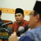 Terdakwa Naman Sanip mendengarkan kesaksian Cawagub DKI Jakarta, Djarot Saiful Hidayat dalam sidang kasus pengadangan kampanye di PN Jakarta Barat, Jumat (16/12). JPU menghadirkan 8 dari 13 saksi, termasuk Djarot. (Liputan6.com/Gempur M Surya)