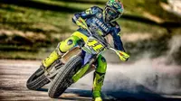 Pebalap Movistar Yamaha, Valentino Rossi, menjadikan motocross sebagai hobi kedua selain MotoGP. (dok. Motori Fanpage)