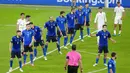 Para pemain Italia berbaris saat menunggu tendangan bebas pemain Spanyol pada pertandingan semifinal Euro 2020 melawan Spanyol di Stadion Wembley, London, Inggris, Rabu (7/7/2021). Italia mengalahkan Spanyol 4-2 lewat adu penalti setelah laga imbang 1-1 selama 120 menit. (AP Photo/Matt Dunham,Pool)