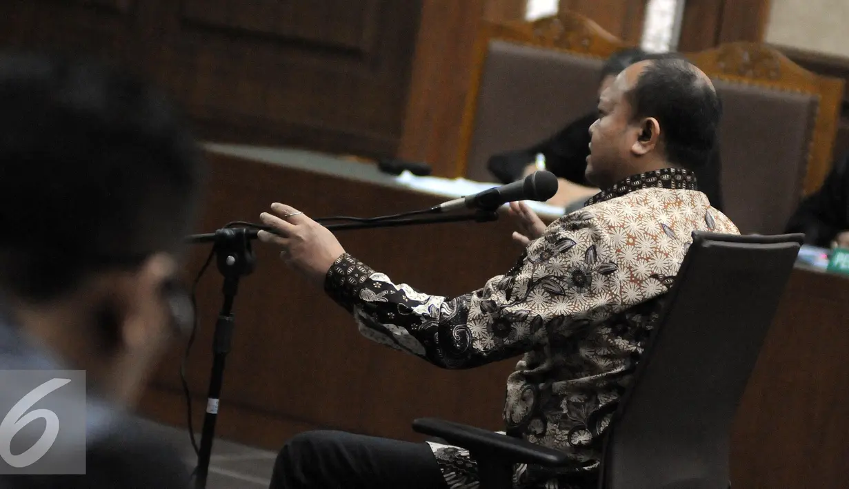 Terdakwa kasus dugaan suap penanganan perkara dana bantuan sosial Pemprov Sumatera Utara, di Kejati Sumut dan Kejagung, Patrice Rio Capella, menjalani sidang Pemeriksaan terdakwa di Pengadilan Tipikor, Jakarta, Senin (30/11). (Liputan6.com/Helmi Afandi)