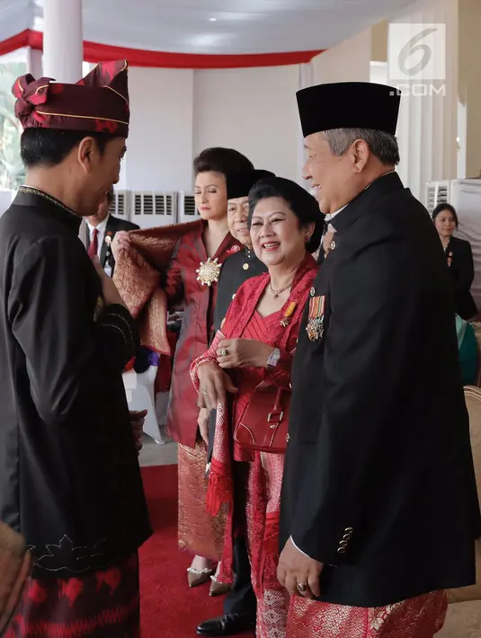 Presiden RI Joko Widodo berbincang dengan Presiden ke 6 RI, Susilo Bambang Yudhoyono jelang Upacara HUT Kemerdakaan RI ke 72 di Istana Merdeka, Kamis (17/8). (Liputan6.com/via Anung Anindhito)