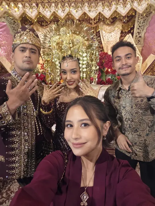 Untuk melengkapi penampilannya, Prilly memilih aksesori minimalis, kalung dengan liontin geometris dan anting kecil yang tidak mengalihkan fokus dari kebaya. Makeup-nya tampil soft glam dengan complexion glowing, alis rapi, serta lipstik nude yang mempertegas kesan elegan.  [@prillylatuconsina96].