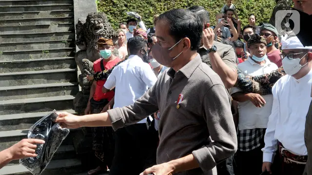 Presiden Jokowi Bagi-Bagi Kaos kepada Pengunjung Pura