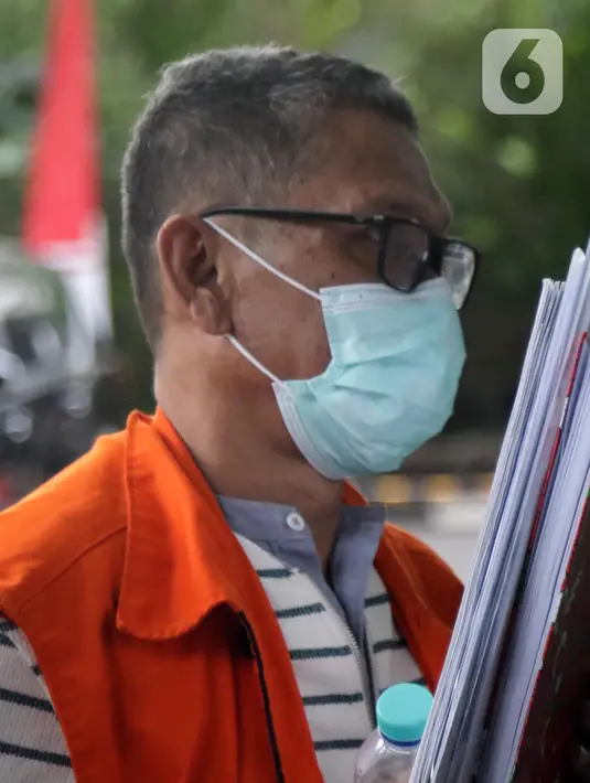 Terdakwa dugaan suap proyek pembangunan di Penajam Paser Utara dan penerbitan perizinan untuk HGU lahan sawit serta perizinan pemecah batu pada Dinas Pekerjaan Umum dan Tata Ruang Penajam Paser Utara, Mulyadi bersiap menjalani sidang lanjutan secara daring melalui Gedung KPK, Jakarta, Kamis (4/8/2022). Mulyadi merupakan mantan Plt. Sekda Penajam Paser Utara (PPU). (Liputan6.com/Helmi Fithriansyah)
