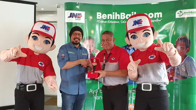 CEO BenihBaik.com, Andy F Noya (kiri) dan Presiden Direktur JNE, M. Feriadi (kanan). (dok. JNE/BenihBaik.com/Adhita Diansyavira)