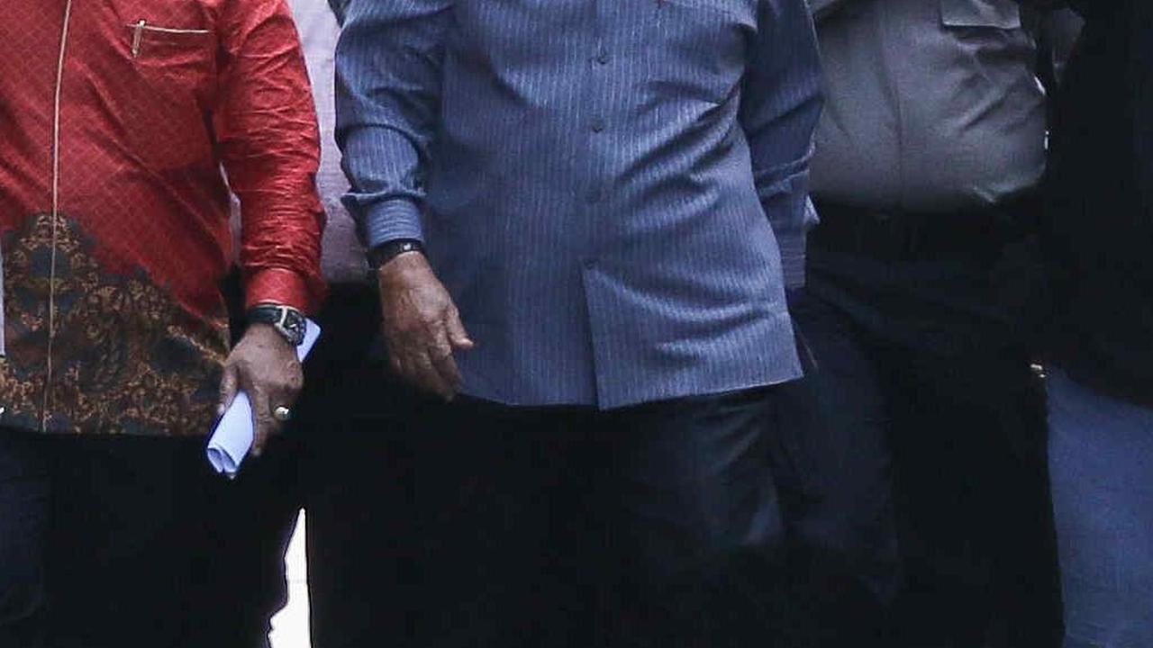 Pantauan merdeka.com, Panji yang mengenakan kemeja panjang abu-abu gelap serta kopiah hitam dan kacamata terlihat dikawal oleh sejumlah orang termasuk pengacaranya.