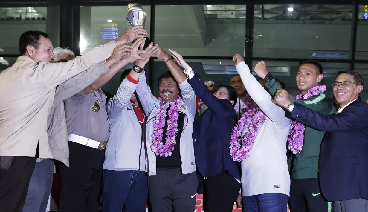 Penyambutan para pemain Timnas Indonesia usai menjadi juara Piala AFF U-22 2019 saat tiba di Bandara Soetta, Tanggerang, Rabu (27/2). Timnas Indonesia mendapatkan bonus sebesar 2,1 milliar rupiah dari Kemenpora. (Bola.com/Yoppy Renato)