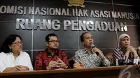 (Kiri-kanan) Sandra Moniaga (Anggota Komnas HAM), Manager Nasution (Koordinator Pemantauan Pilpres), Hafid Abbas (Ketua Komnas HAM), Roichatul Aswidah (Anggota Komnas HAM) saat jumpa pers, Jakarta, Selasa (15/7) (Liputan6.com/Andrian M Tunay)