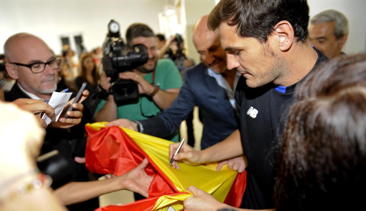 Iker Casillas memberikan tanda tangan di bedera Spanyol saat berkunjung ke Museum FC Porto di Stadion Dragao, Porto, Portugal. (14/7/2015). (AP Photo/Paulo Duarte)