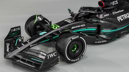 Tampak serong mobil baru Mercedes-AMG F1 W14 pada acara peluncuran yang berlangsung di Silverstone, Inggris, Rabu (15/02/2023). W14 menampilkan corak hitam dominan dan mencolok, yang digunakan oleh Mercedes pada 2020 dan 2021 sebagai bagian dari pesan anti-rasisme. (AFP/Mercedes)