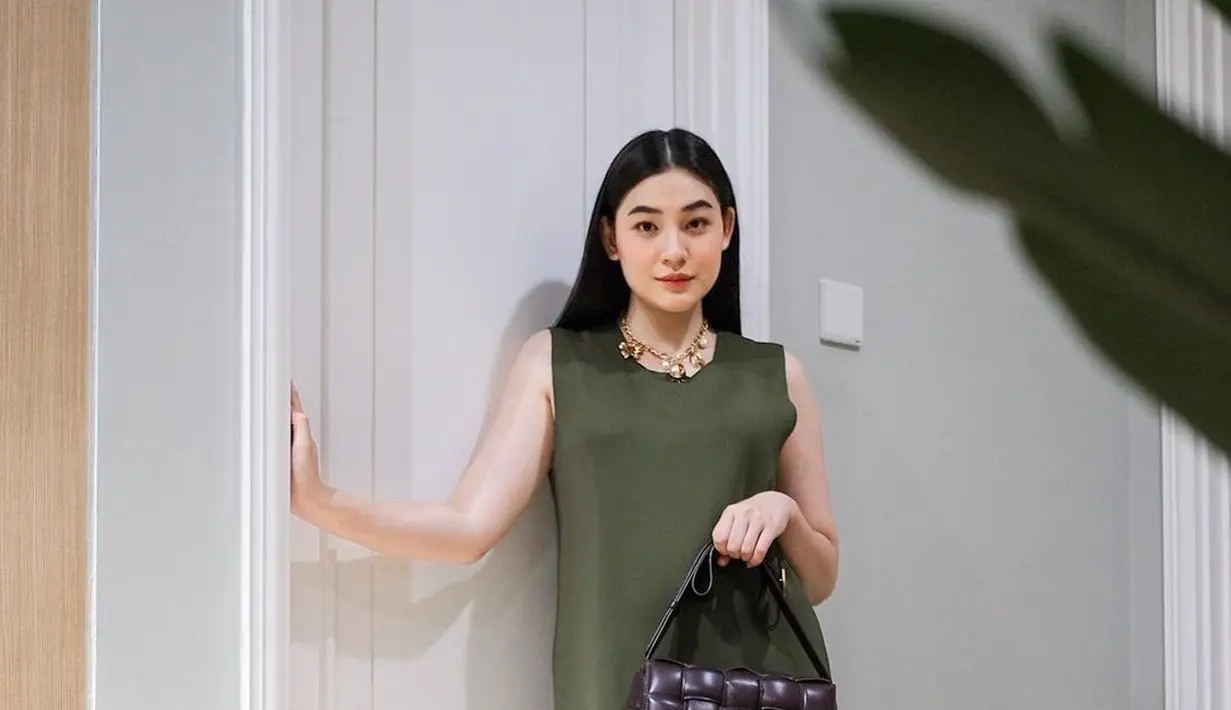 Pemilik nama lengkap Patricia Devina Dextra itu terlihat gemar menenteng tas mewah dalan unggahan fotonya. Berbagai jenis dan model tas jadi pelengkap berpose di depan kamera. (Liputan6.com/IG/@pattdevdex).