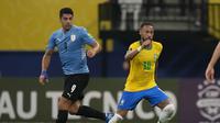 Pemain Brasil Neymar menggiring bola melewati pemain Uruguay Luis Suarez dalam pertandingan kualifikasi Piala Dunia 2022 Qatar di Arena da Amazonia, Manaus, Brasil, Jumat, 15 Oktober 2021. Brasil menang 4-1. (AP Photo/Andre Penner)