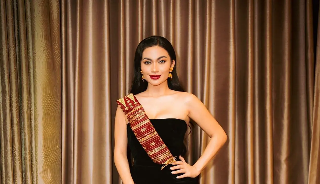 <p>Penampilan Ariel Tatum dalam pulasan lipstik warna merah tak pernah gagal. Ia selalu terlihat stunning dengan gaya riasan tersebut. [@arieltatum]</p>