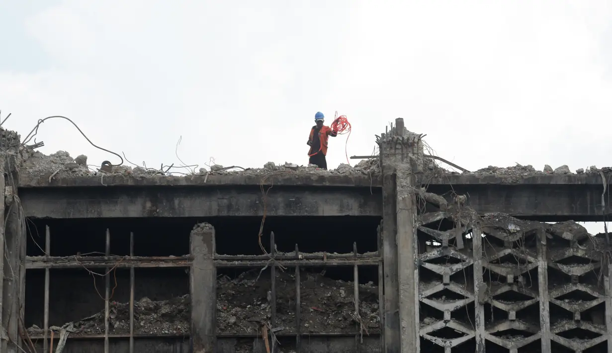 Pekerja membongkar bangunan Gedung Kejaksaan Agung setelah terbakar di Jakarta, Rabu (14/4/2021). Komisi III DPR menyetujui penambahan anggaran Kejaksaan Agung sebesar Rp 350 miliar untuk tahun 2021. (merdeka.com/Imam Buhori)