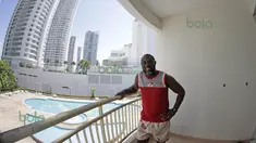 Menikmati pemandangan didepan apartemen adalah bagian dari keseharian Jacksen F. Tiago di Gurney, Penang, Malaysia, Minggu (31/01/2016). (Bola.com/Nicklas Hanoatubun)