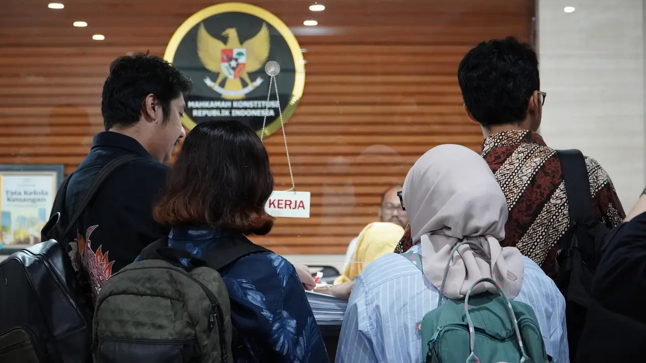 Koalisi Masyarakat Sipil yang terdiri dari YLBHI, Imparsial, dan KontraS melakukan uji materi terhadap UU TNI ke MK