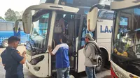 Sejumlah penumpang memanfaatkan transportasi bus untuk tujuan mudik di Terminal Jatijajar Depok. (Liputan6.com/Dicky Agung Prihanto)