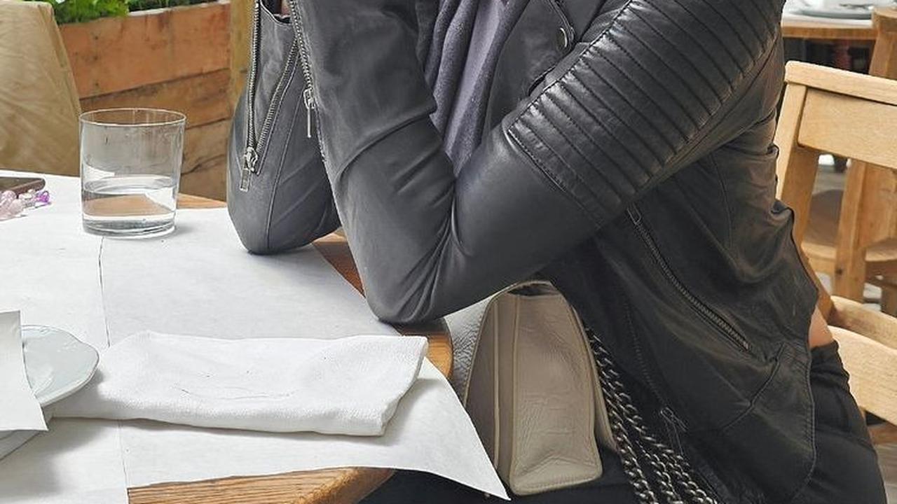 Mengenakan Pakaian Serba Hitam <br>